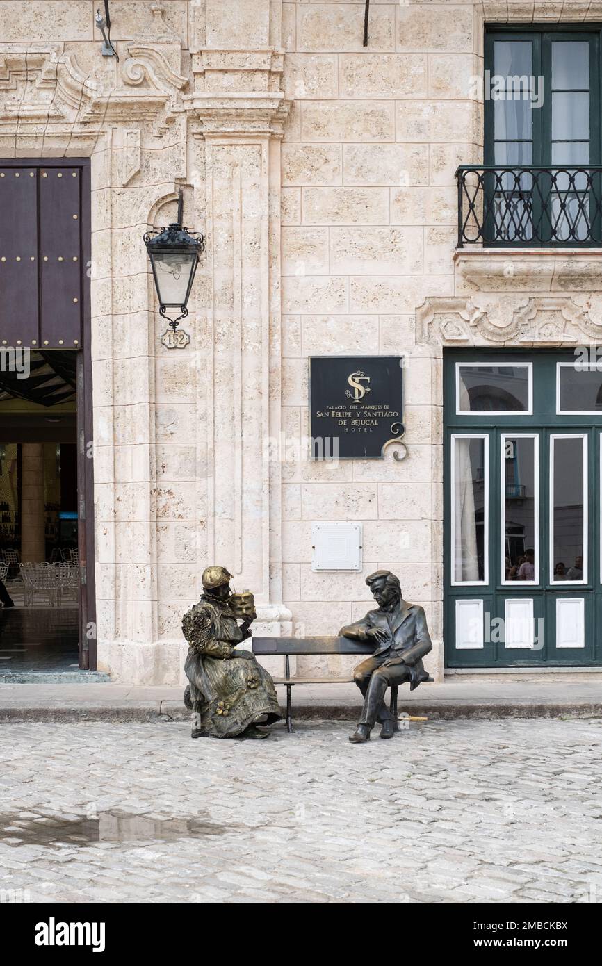 Statue of two people in conversation on a bench in Plaza de San Francisco de Asís, Havana, Cuba Stock Photo