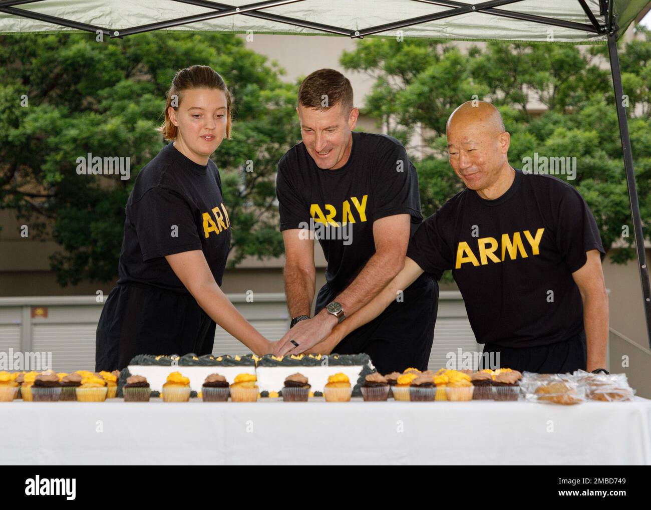 MG Vowell performs a cakecutting with the oldest soldier and the
