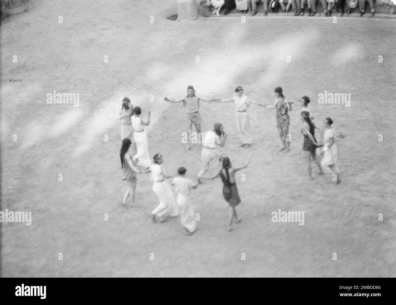 1920s women holding hands hi-res stock photography and images - Alamy