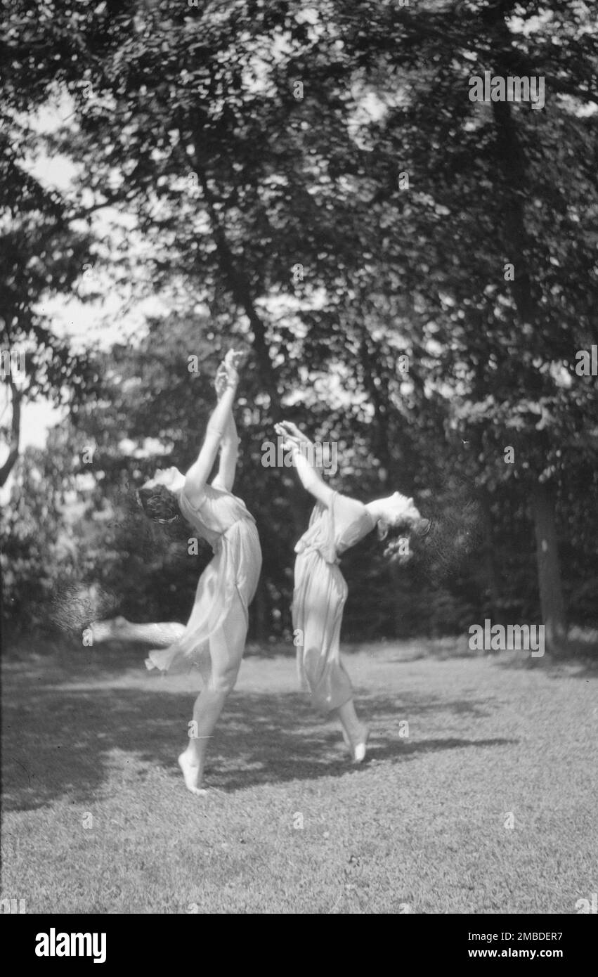 Desha and Leah dancing in Port Washington, 1921 Aug. 21. Stock Photo