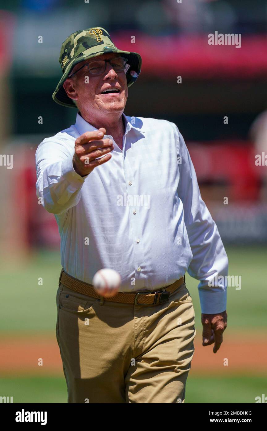 Former Philadelphia Phillies' Mike Schmidt tosses a first pitch