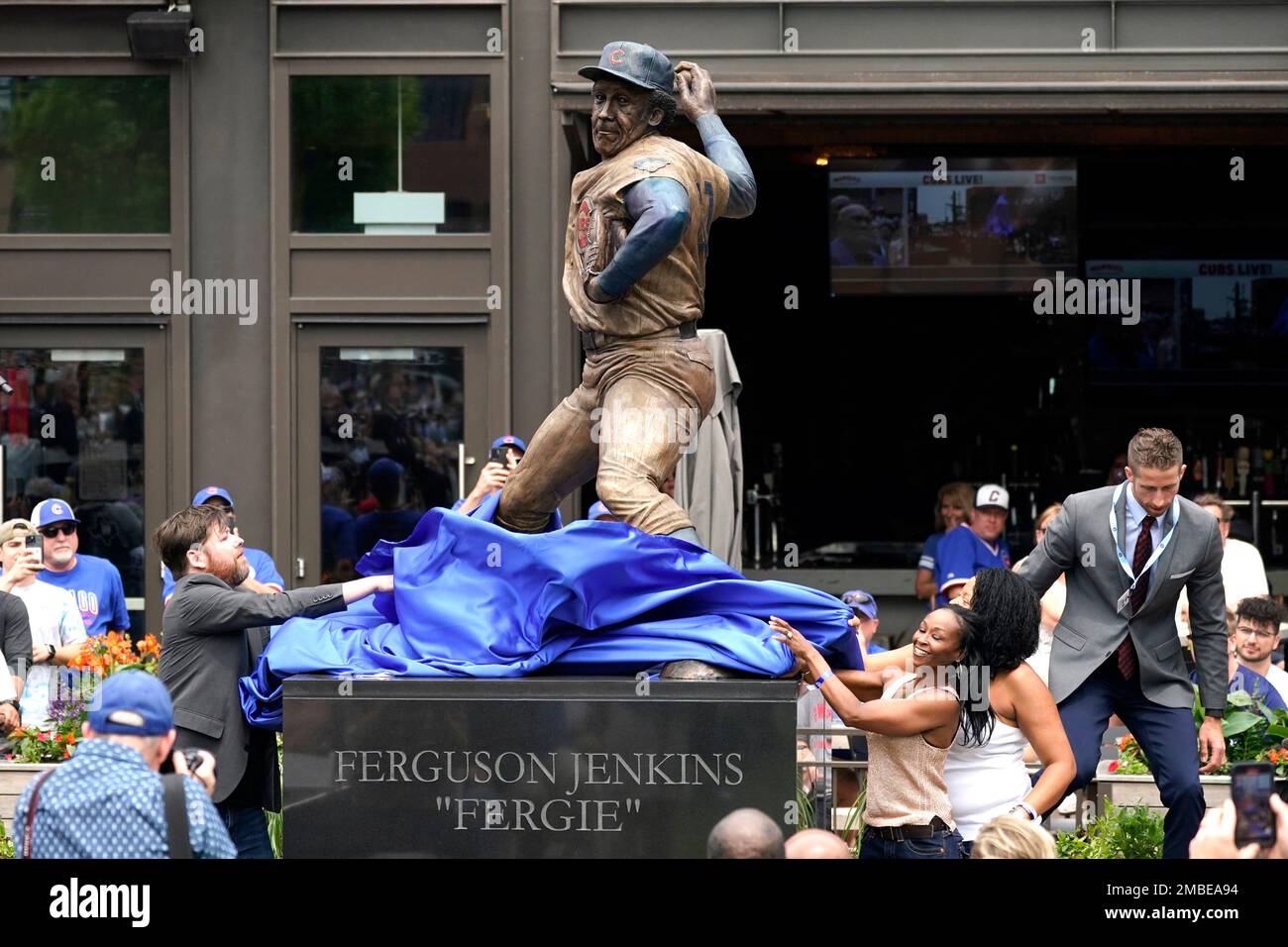 Chicago Cubs unveil Fergie Jenkins statue for pitching great