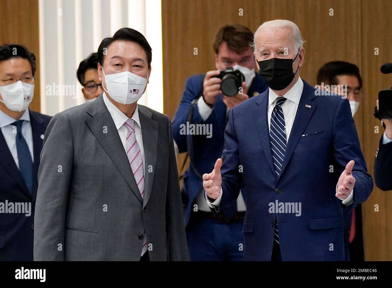 President Joe Biden and South Korean President Yoon Suk Yeol visit the Samsung Electronics Pyeongtaek campus, Friday, May 20, 2022, in Pyeongtaek, South Korea. (AP Photo/Evan Vucci) Stock Photo