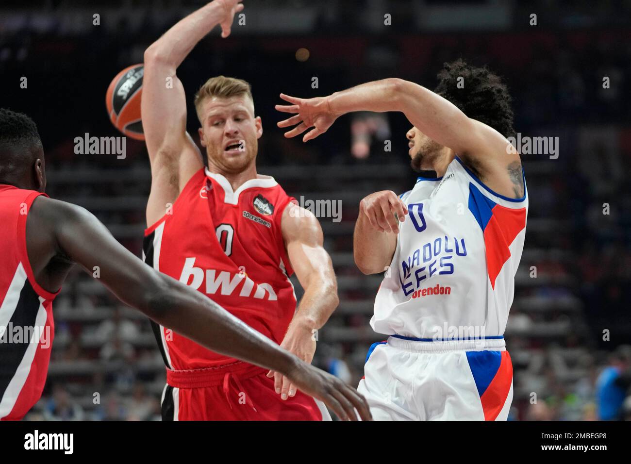 Anadolu Efes' Shane Larkin, right, challenges for the ball with Olympiakos'  Thomas Walkup during their Final Four Euroleague semifinal basketball match  between Olympiacos and Anadolu Efes, in Belgrade, Serbia, Thursday, May 19,