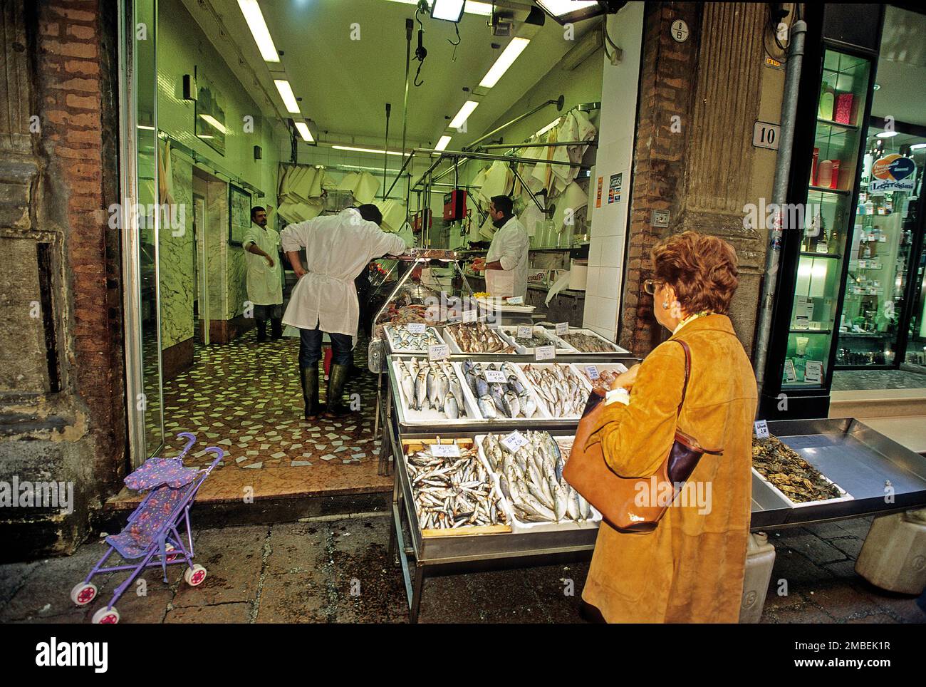 Italy Emilia Romagna Bologna Mercato di Mezzo - woman in front of a fish shop Stock Photo