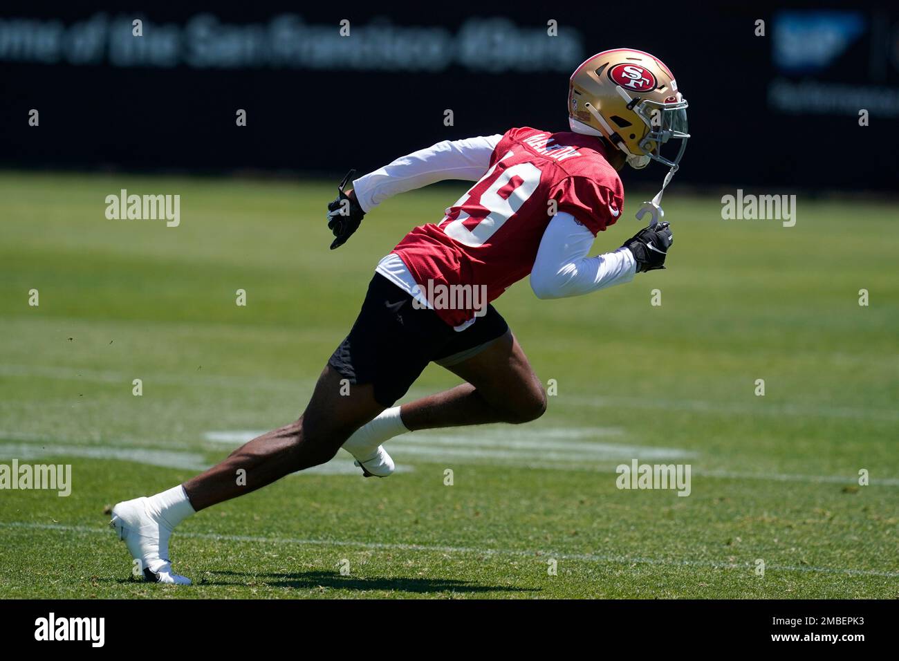 San Francisco 49ers wide receiver Tay Martin (83) runs with the ball during  the NFL football team's training camp in Santa Clara, Calif., Monday, Aug.  1, 2022. (AP Photo/Josie Lepe Stock Photo - Alamy