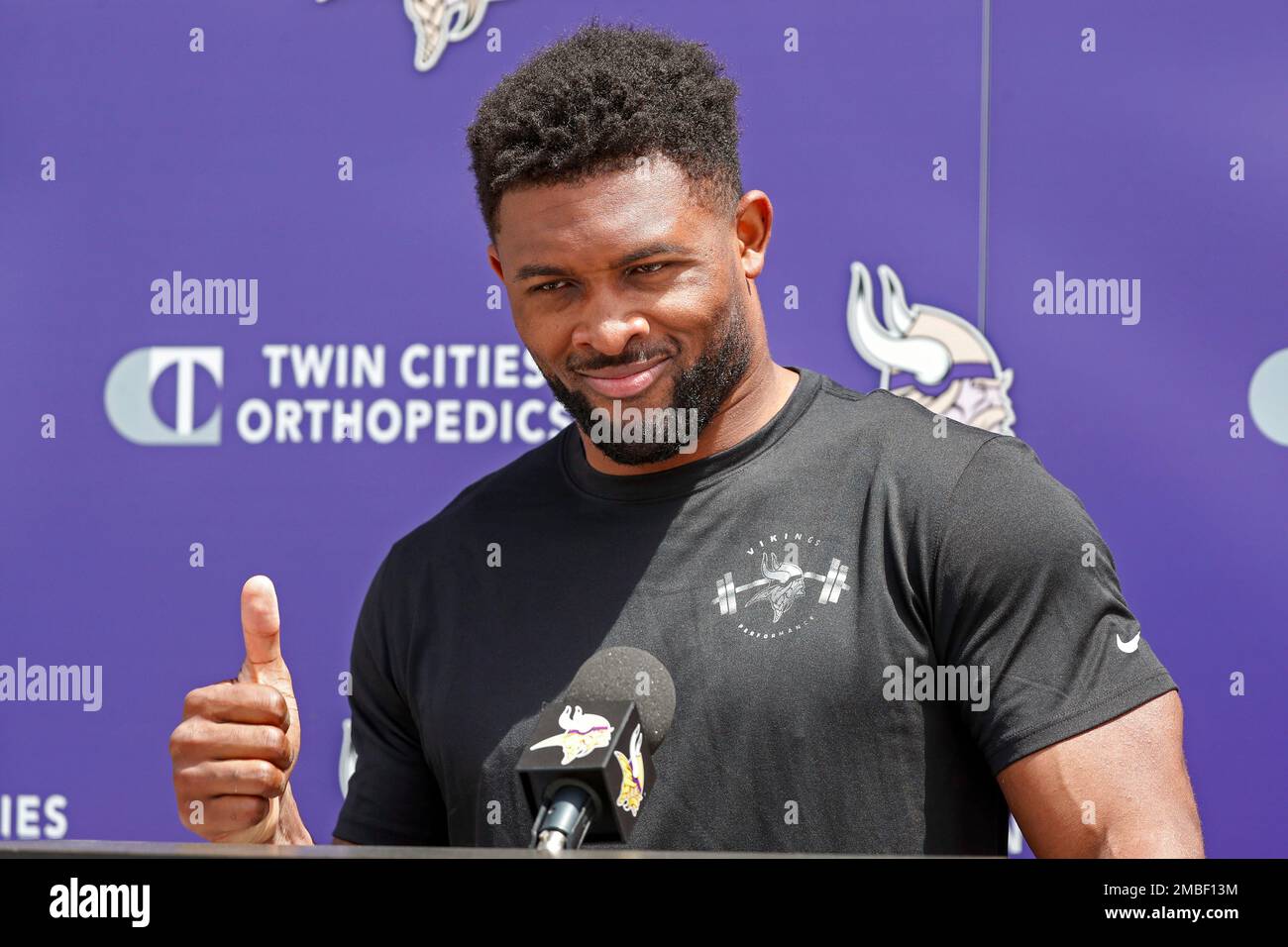 Minnesota Vikings linebacker Danielle Hunter warms up on the practice field  during NFL football training camp Monday, July 31, 2023, in Eagan, Minn.  (AP Photo/Craig Lassig Stock Photo - Alamy