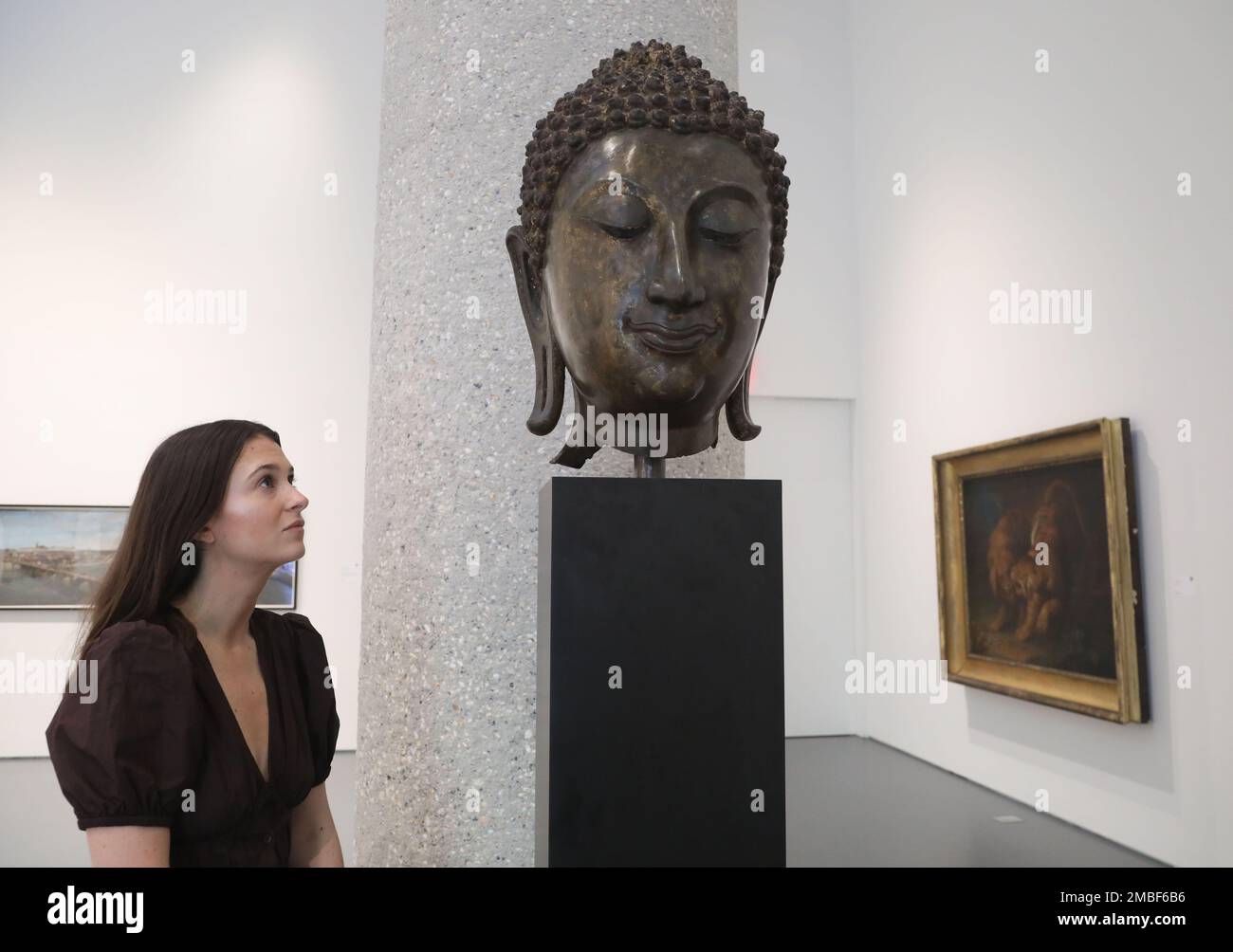 New York, USA. 20th Jan, 2023. January 20, 2023, New York City, New York, USA: A woman views a 14th Century Monumental Gilt Copper Alloy Head of Budda, from Thailand, Sukhothai Kingdom at Sotheby's New York Masters Week ''˜The One' auction. The Budda head is expected to sell for $300,000 - 500,000. (Credit Image: © Nancy Kaszerman/ZUMA Press Wire) EDITORIAL USAGE ONLY! Not for Commercial USAGE! Credit: ZUMA Press, Inc./Alamy Live News Stock Photo