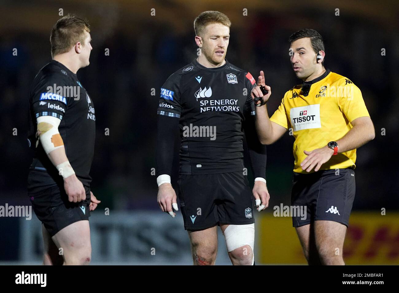 The referee speaks with Glasgow Warriors’ Kyle Steyn during the EPCR