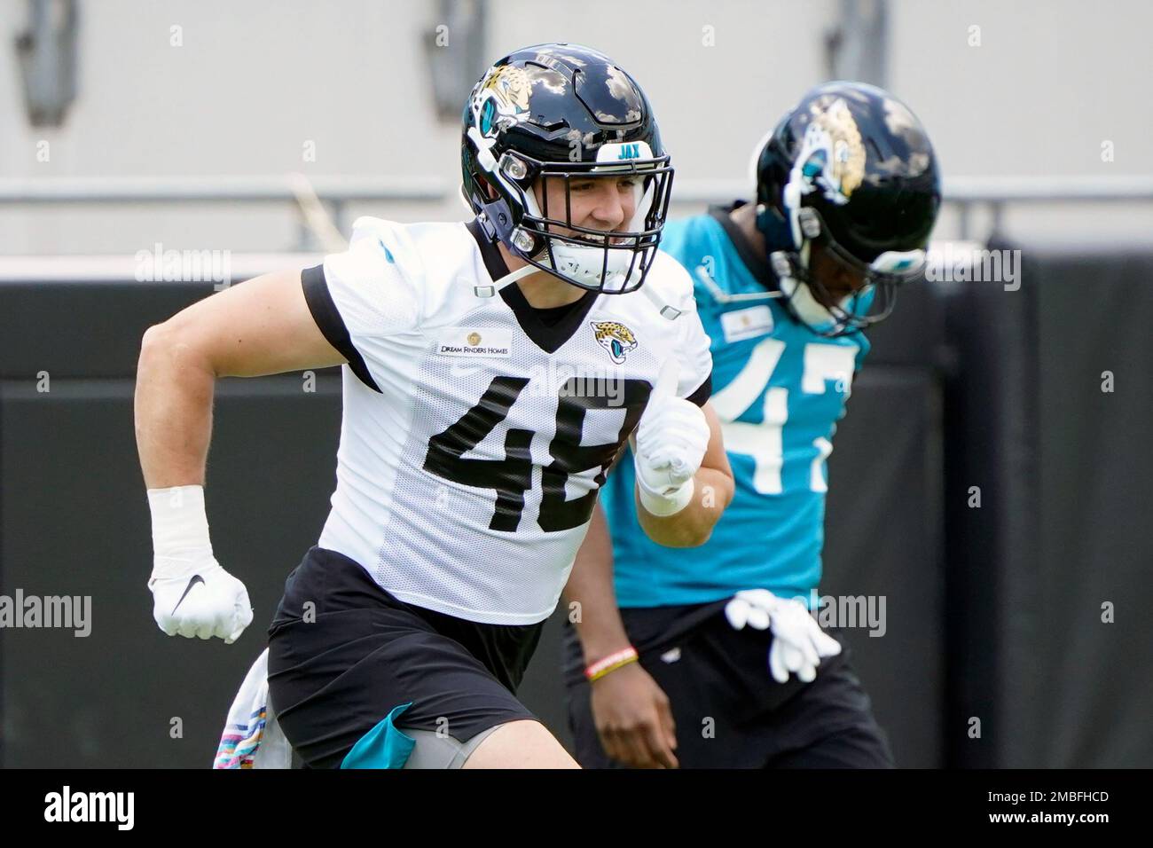 Jacksonville Jaguars inside linebacker Chad Muma (48) warms up at NFL