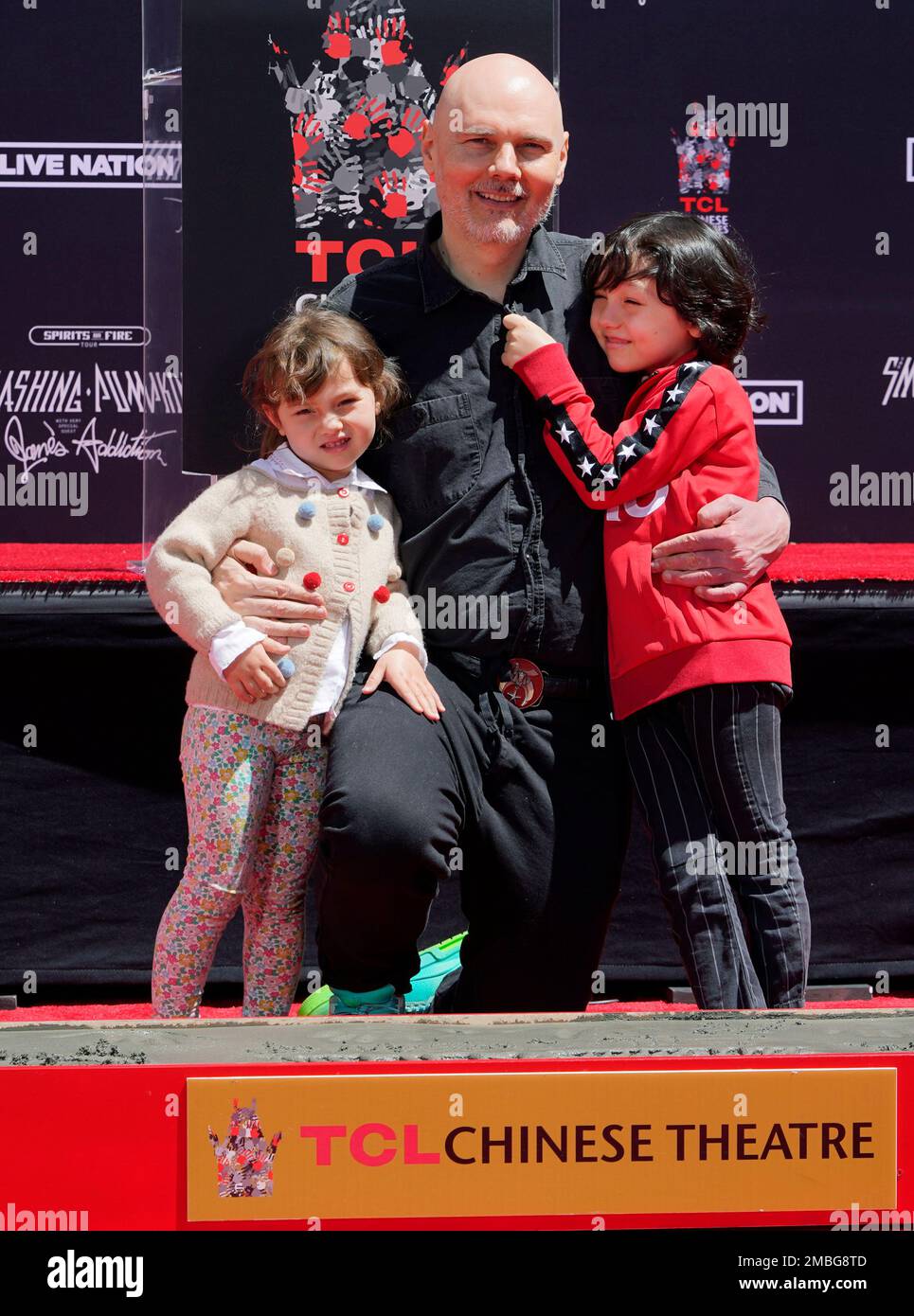 Billy of the Smashing Pumpkins poses with his daughter Philomena(02)