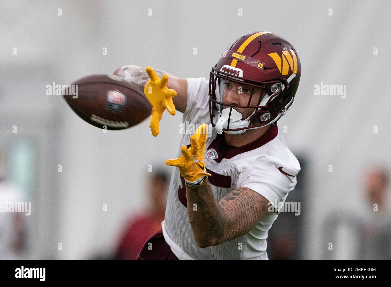 Washington Commanders tight end Curtis Hodges (80) arrives for a NFL  football practice at the team's training facility, Wednesday, July 26, 2023  in Ashburn, Va. (AP Photo/Alex Brandon Stock Photo - Alamy