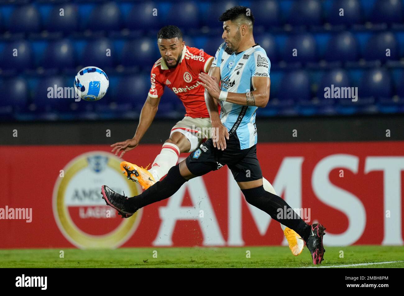 Aquilino Gimenez of Paraguay's Guairena FC, left, and Jaen Pineda