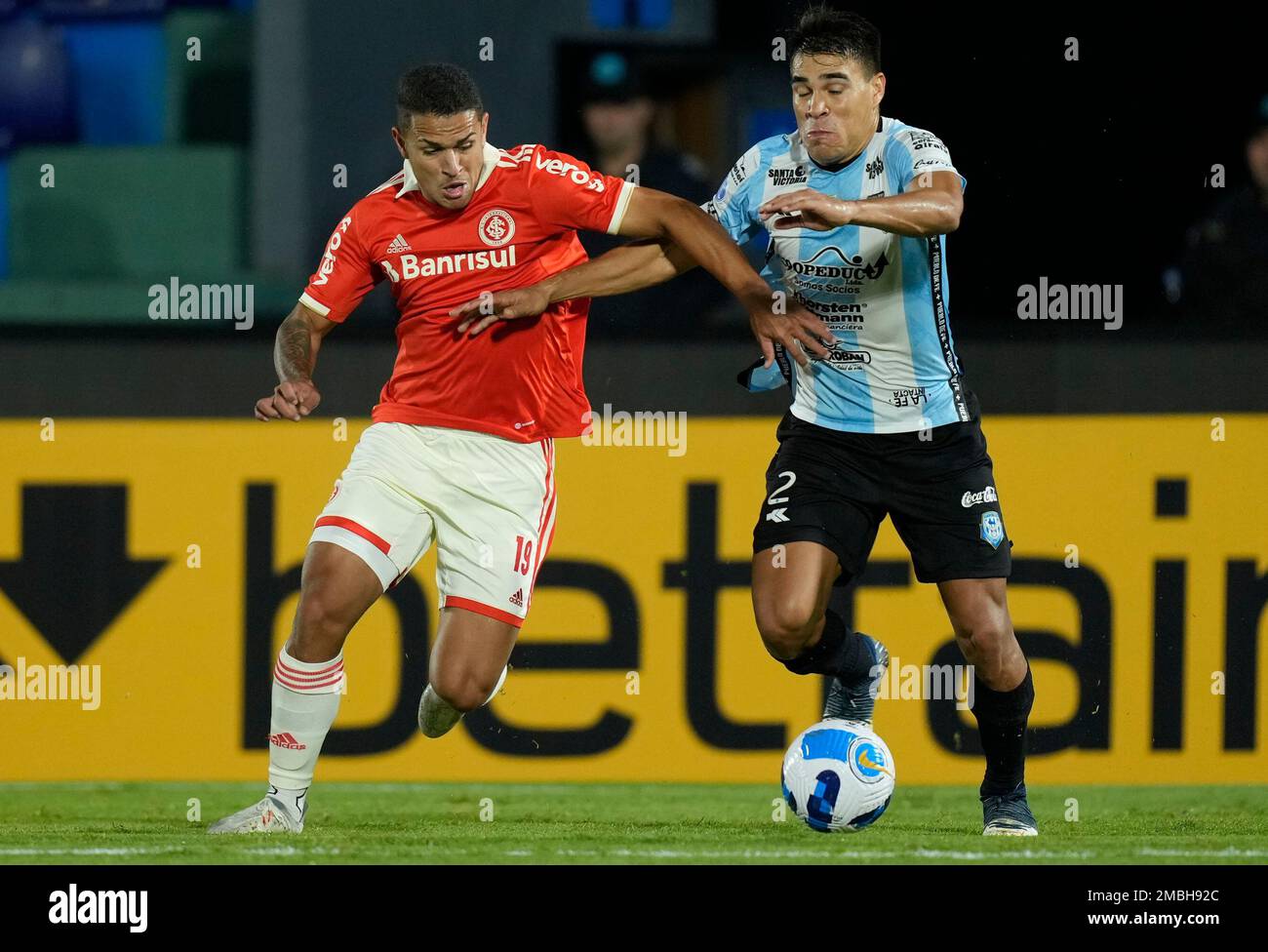 Aquilino Gimenez of Paraguay's Guairena FC, left, and Jaen Pineda