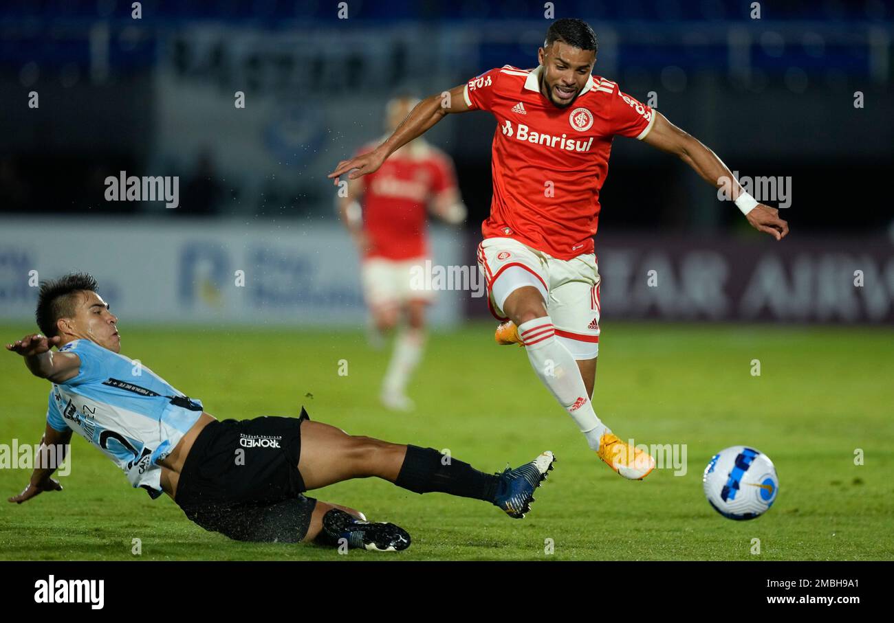 Aquilino Gimenez of Paraguay's Guairena FC, left, and Jaen Pineda