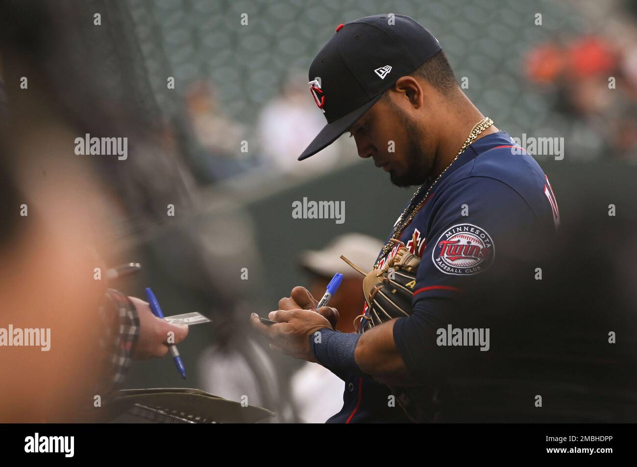 Luis Arráez and the Phillies: Latino Baseball Stars Sign Autographs in MLB