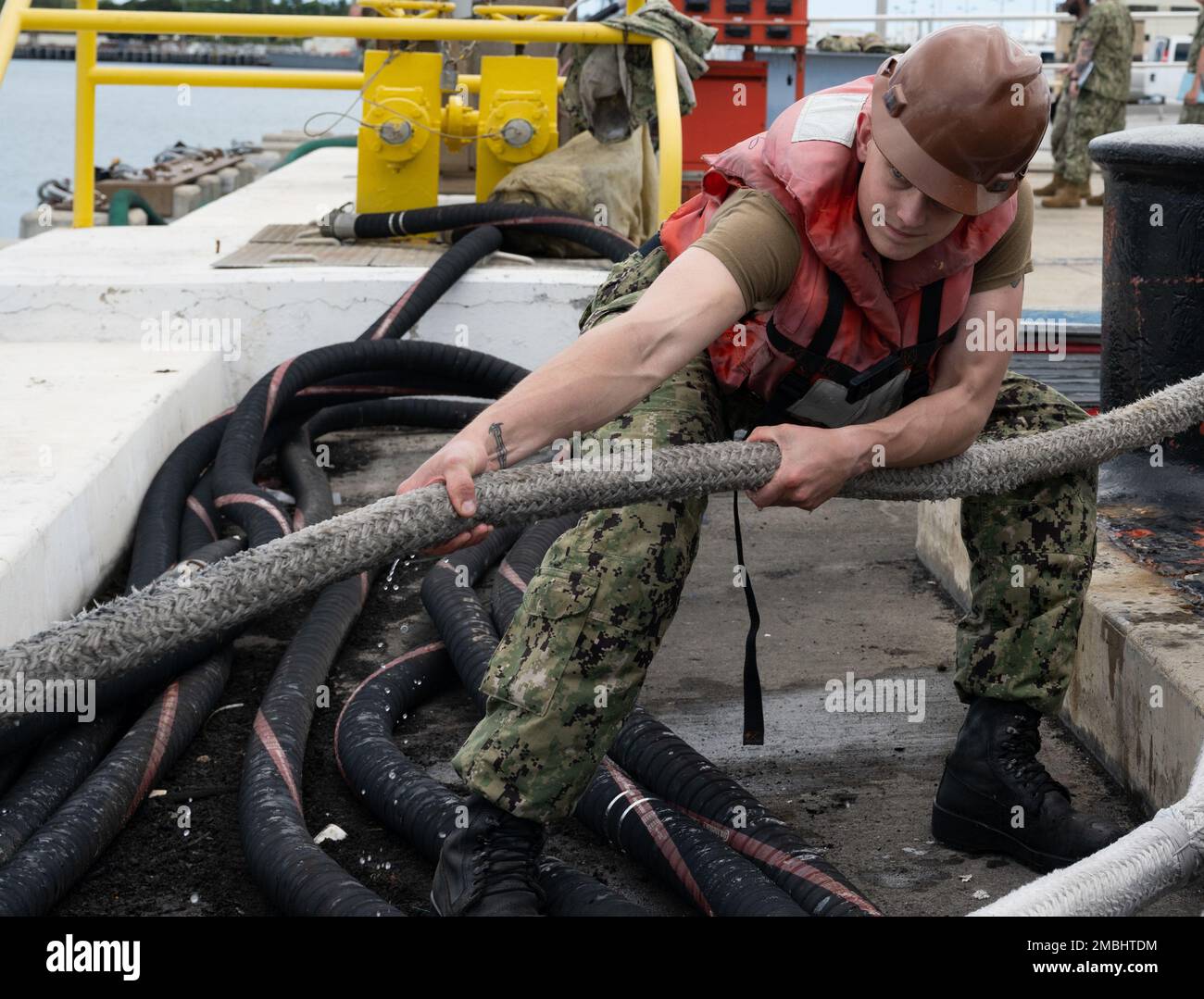 220616-N-LN285-3091 JOINT BASE PEARL HARBOR-HICKAM (June 16, 2022) --Fire Control Technician Seaman Joseph Pryor, from Grass Valley, Ca., assigned to the Los Angeles-class fast-attack submarine USS Charlotte (SNN 766) heave a mooring line attached to the Los Angeles-class fast-attack submarine USS Topeka (SSN 754), June 16, 2022. Topeka is capable of supporting various missions, including anti-submarine warfare, anti-surface ship warfare, strike warfare, and intelligence, surveillance, and reconnaissance, June 16, 2022. Stock Photo