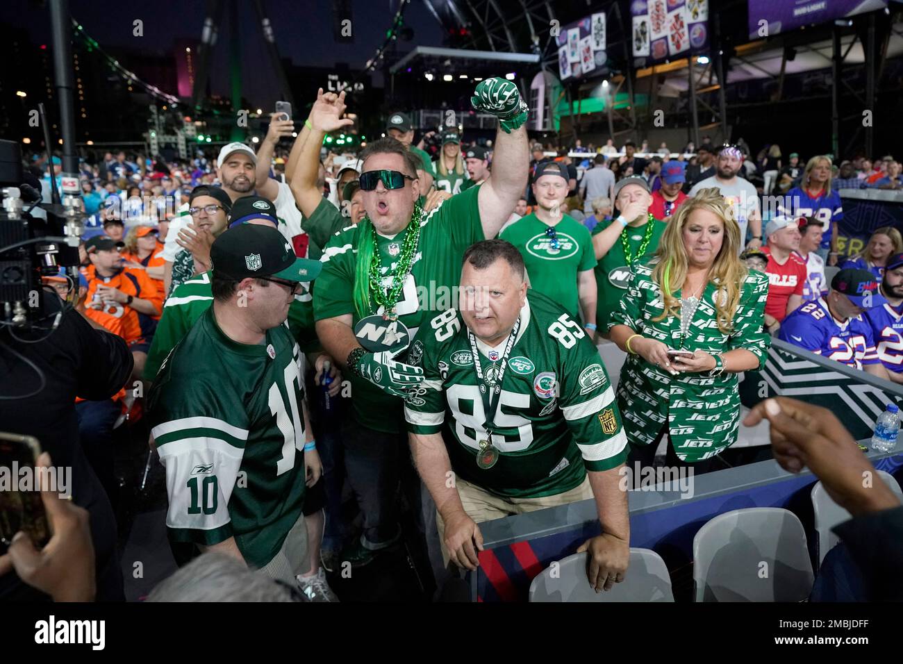 New York Jets fans celebrate during the 2022 NFL Draft on Thursday, April  28, 2022, in Las Vegas. (AP Photo/Steve Luciano Stock Photo - Alamy