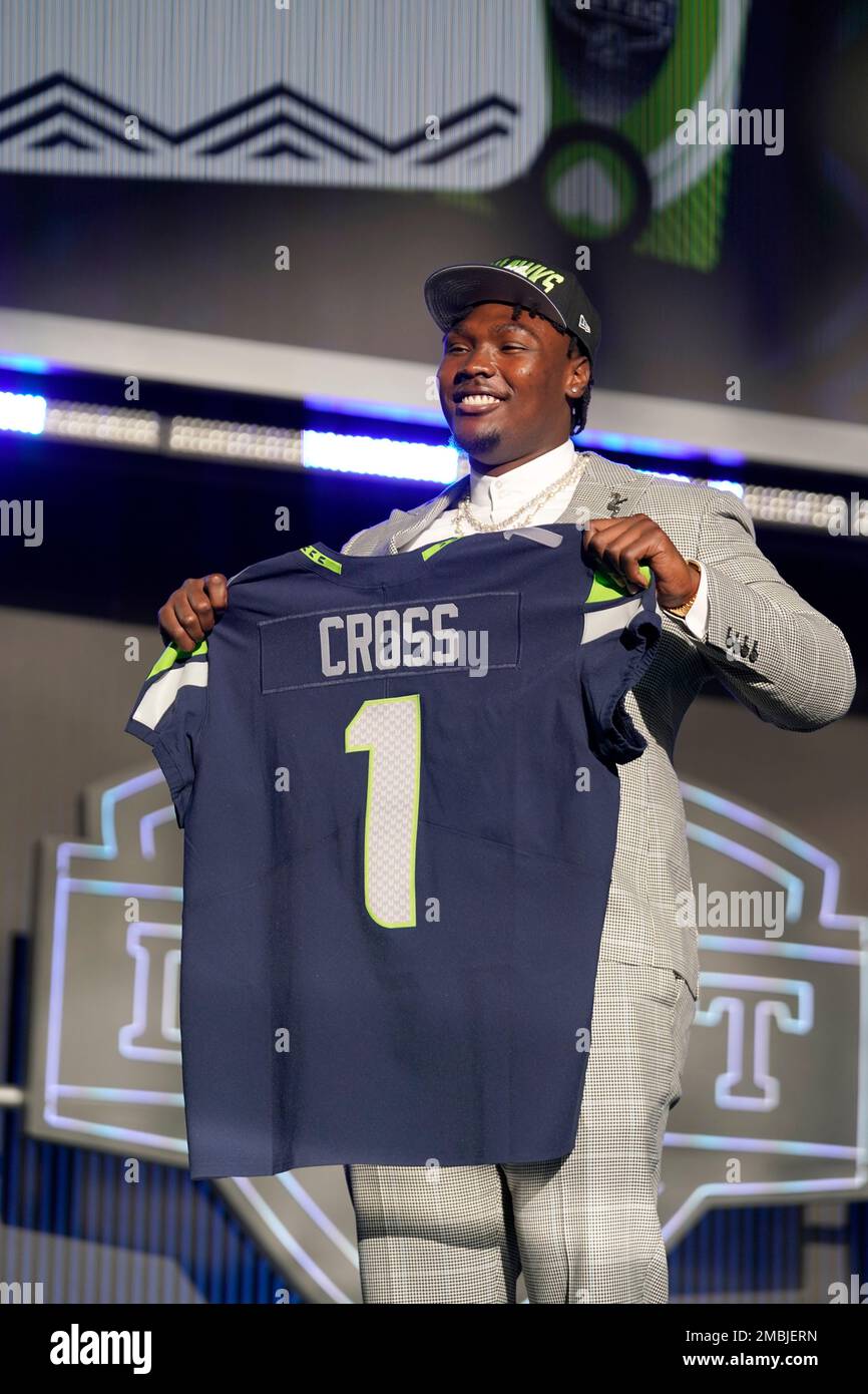 Mississippi State offensive tackle Charles Cross holds a team