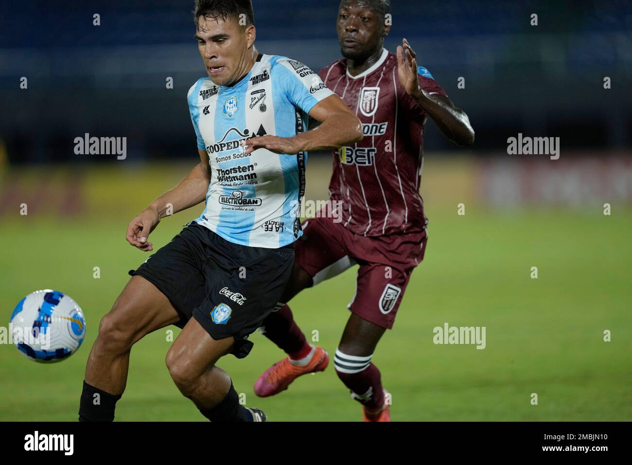 Aquilino Gimenez of Paraguay's Guairena FC, left, and Jaen Pineda