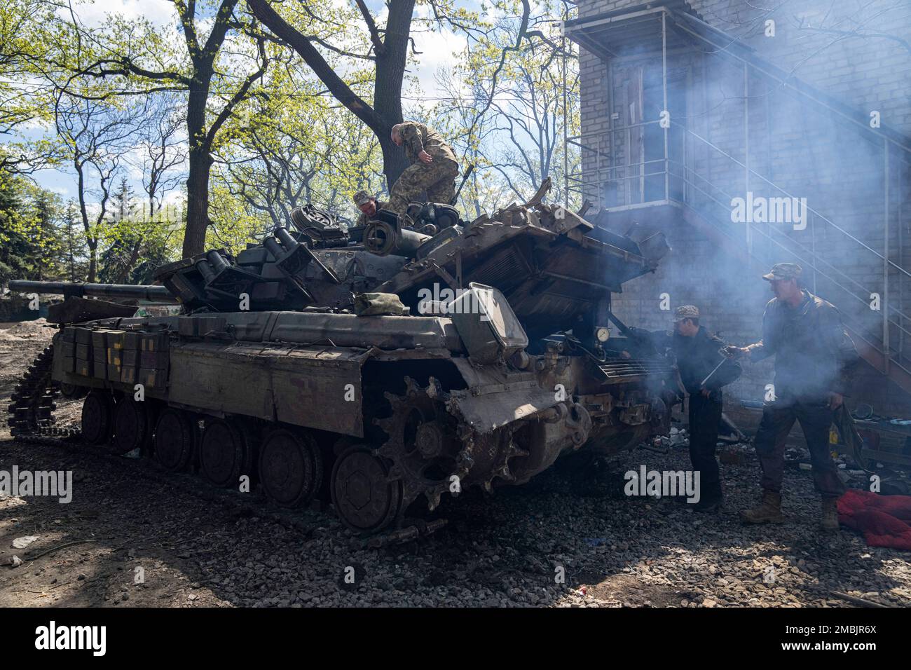 Ukrainian servicemen repair their tank after fighting against Russian ...