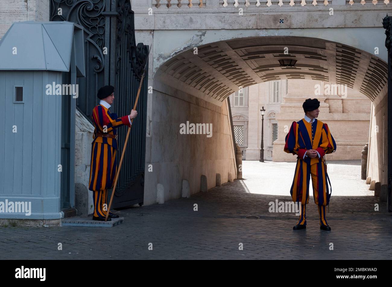 Stand sentry hires stock photography and images Alamy