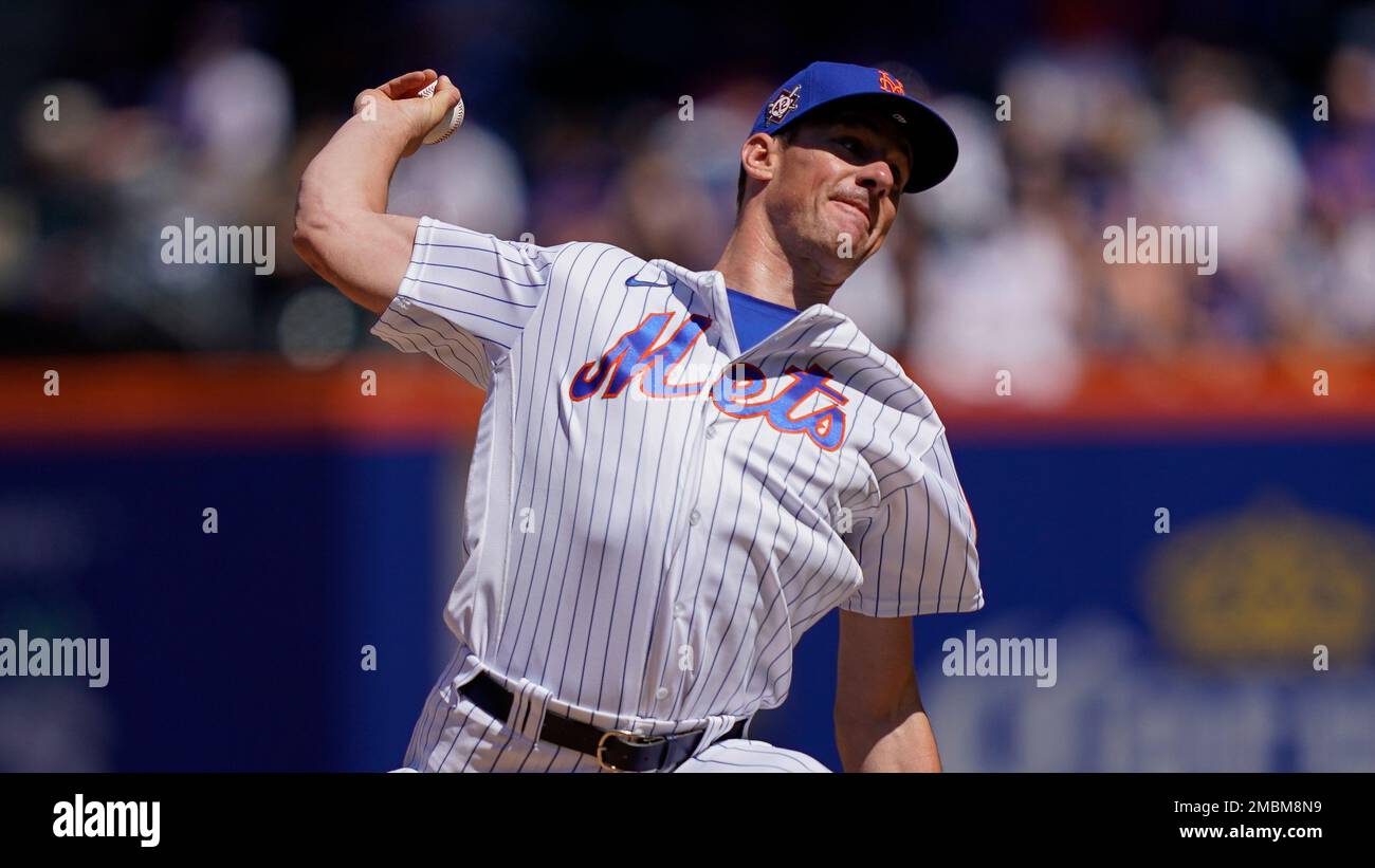 New York Mets starting pitcher Chris Bassitt throws in the first inning
