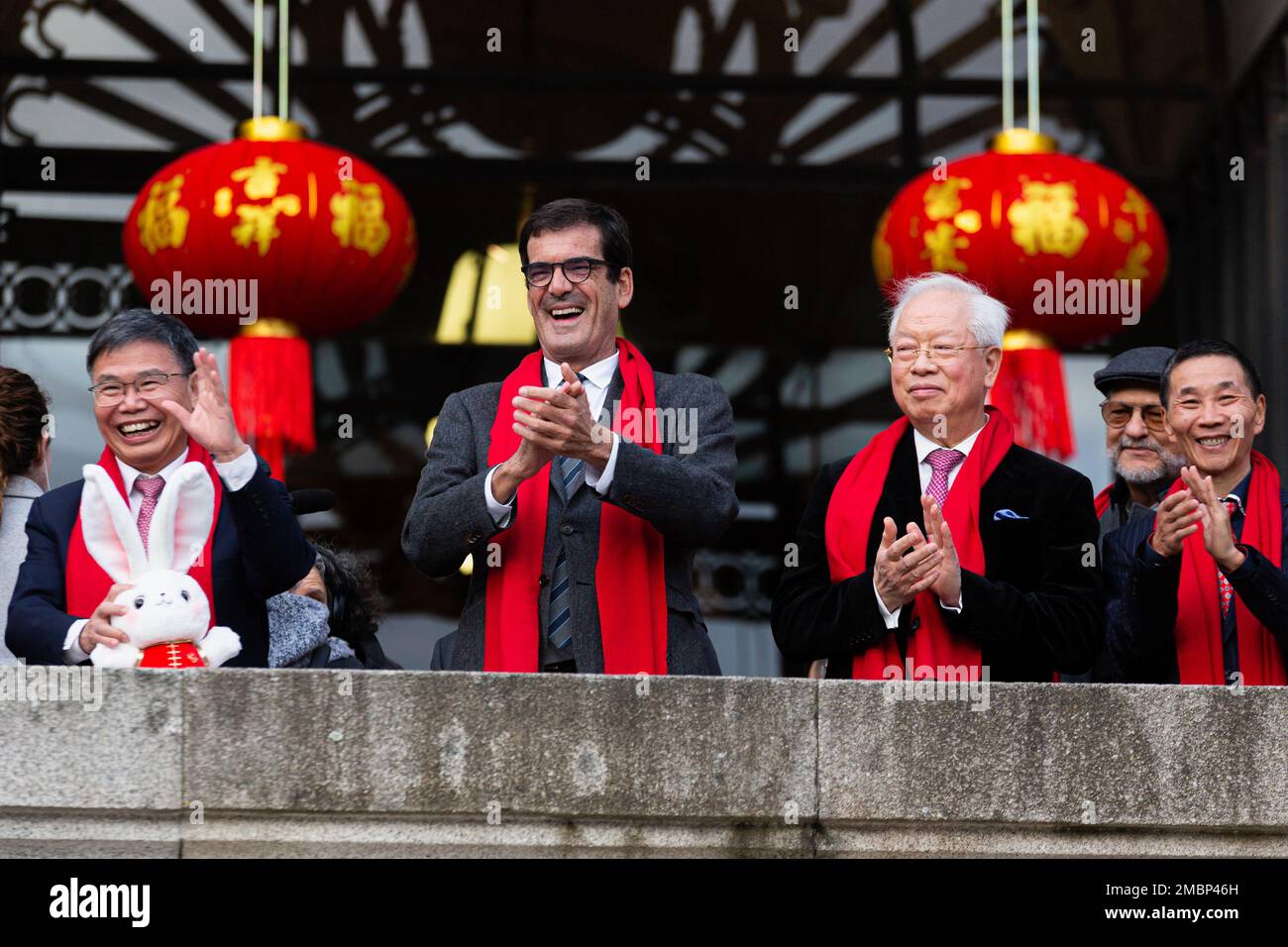 Porto, Portugal. 20th Jan, 2023. Rui Moreira (C) with Chinese diplomatic members in Portugal, during celebrations of the Chinese New Year in Porto. Celebrations of the Chinese New Year, the rabbit year, took place in Porto City Hall, this Friday, with the traditional dragon dance, symbol of power in China. Rui Moreira, Porto mayor, welcomed the China ambassador, Zhao Bentang and his diplomatic members. (Photo by Telmo Pinto/SOPA Images/Sipa USA) Credit: Sipa USA/Alamy Live News Stock Photo