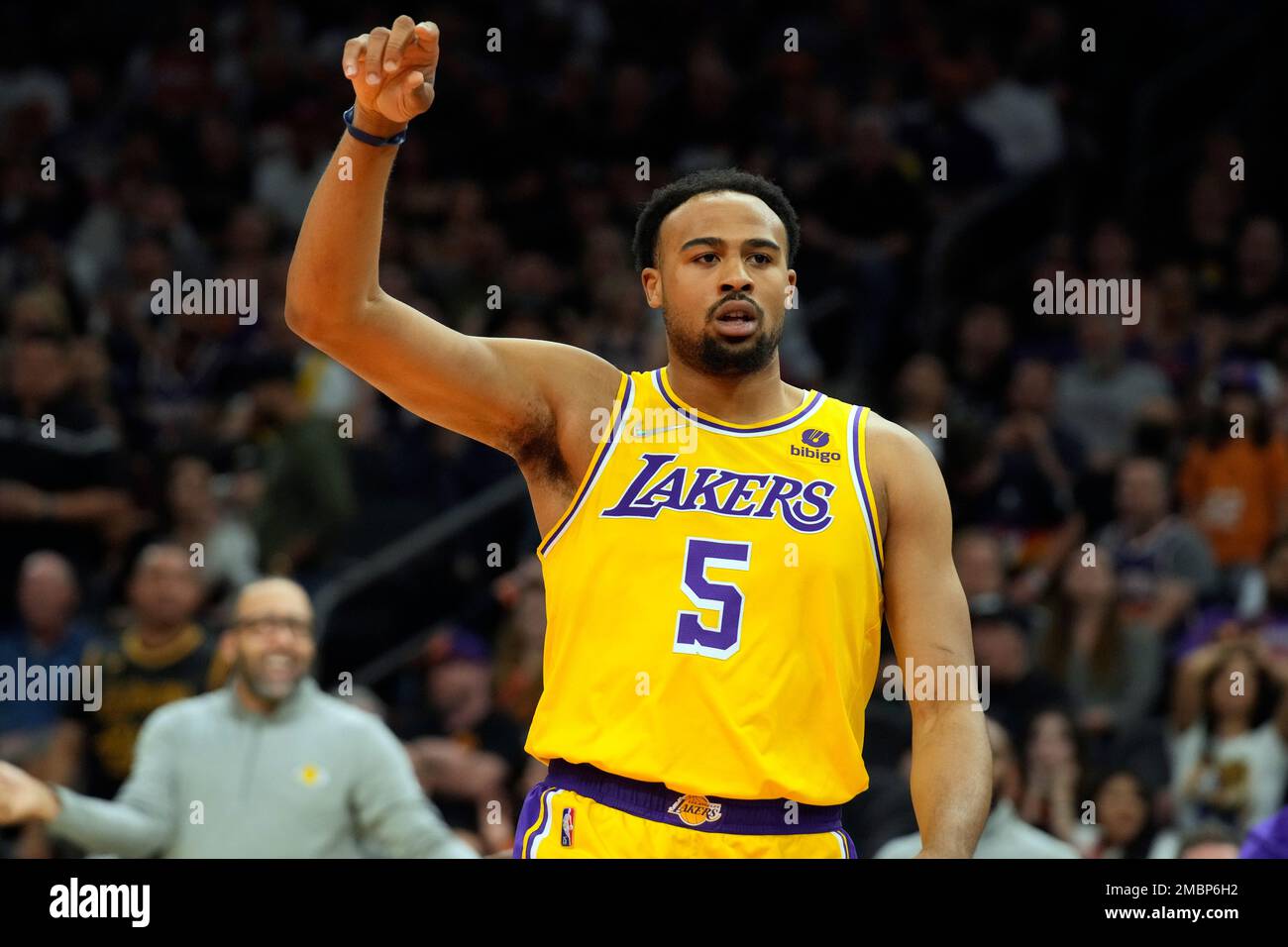 Photos: Lakers at Suns, April 5, 2022