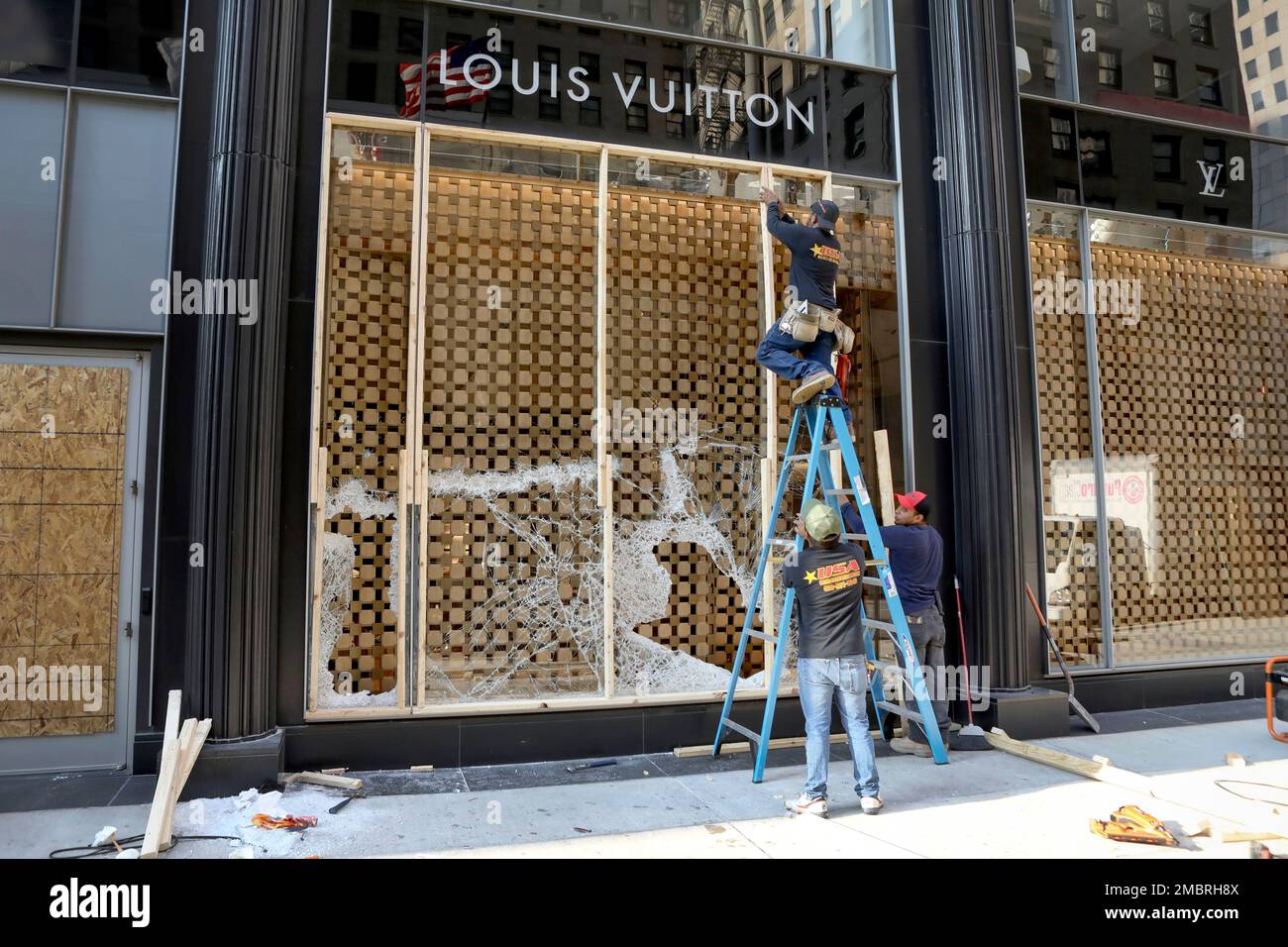Is There A Louis Vuitton Store In Chicago Il 60611