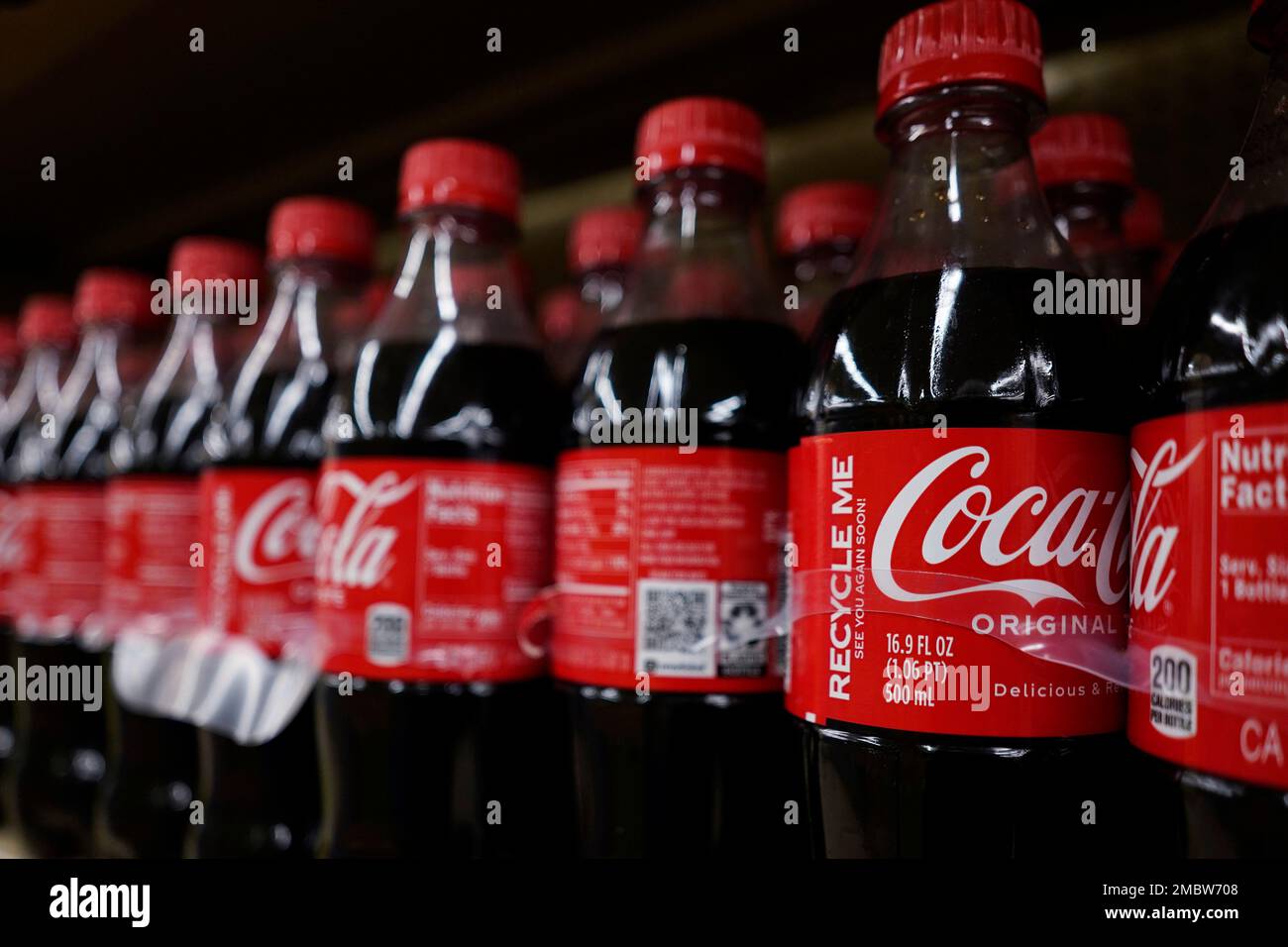 Bottles of Coca-Cola are displayed in a grocery store, Ill., Thursday, Feb.  10, 2022. (AP Photo/Nam Y. Huh Stock Photo - Alamy