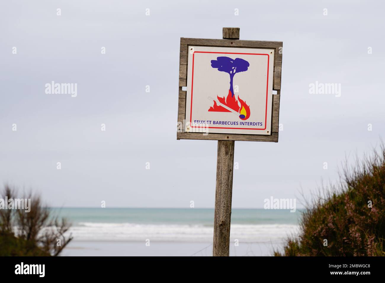 No open barbecue fires prohibited burning symbol text translate in french feux barbecues interdit in wooden panel outdoor park Match with flame tree Stock Photo