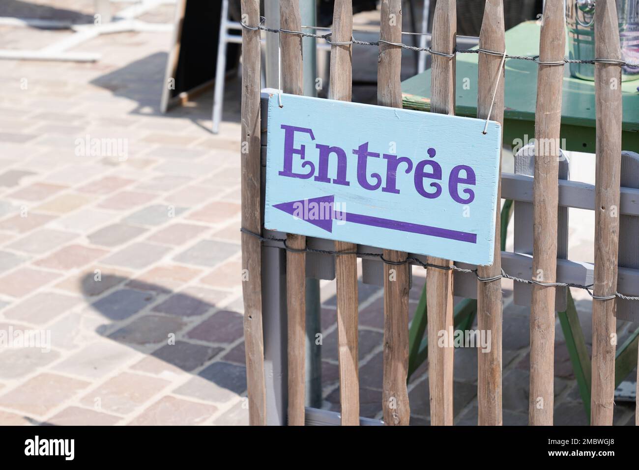 pink sign indicating entree in french text violet means entry with