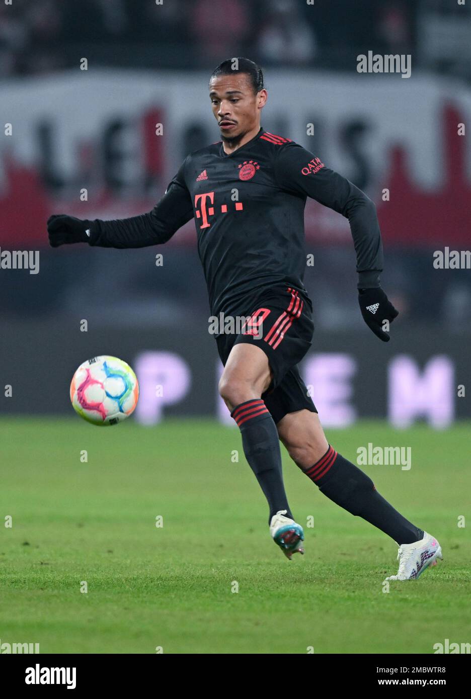 Leipzig, Germany. 20th Jan, 2023. Soccer: Bundesliga, RB Leipzig - Bayern  Munich, Matchday 16, Red Bull Arena. Bayern's Leroy Sané in action. Credit:  Hendrik Schmidt/dpa - IMPORTANT NOTE: In accordance with the
