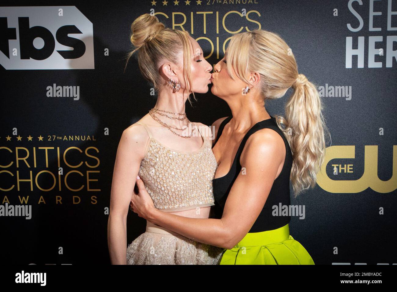 Hannah Waddingham Right And Juno Temple Share A Kiss Upon Arrival At The Critics Choice Awards 