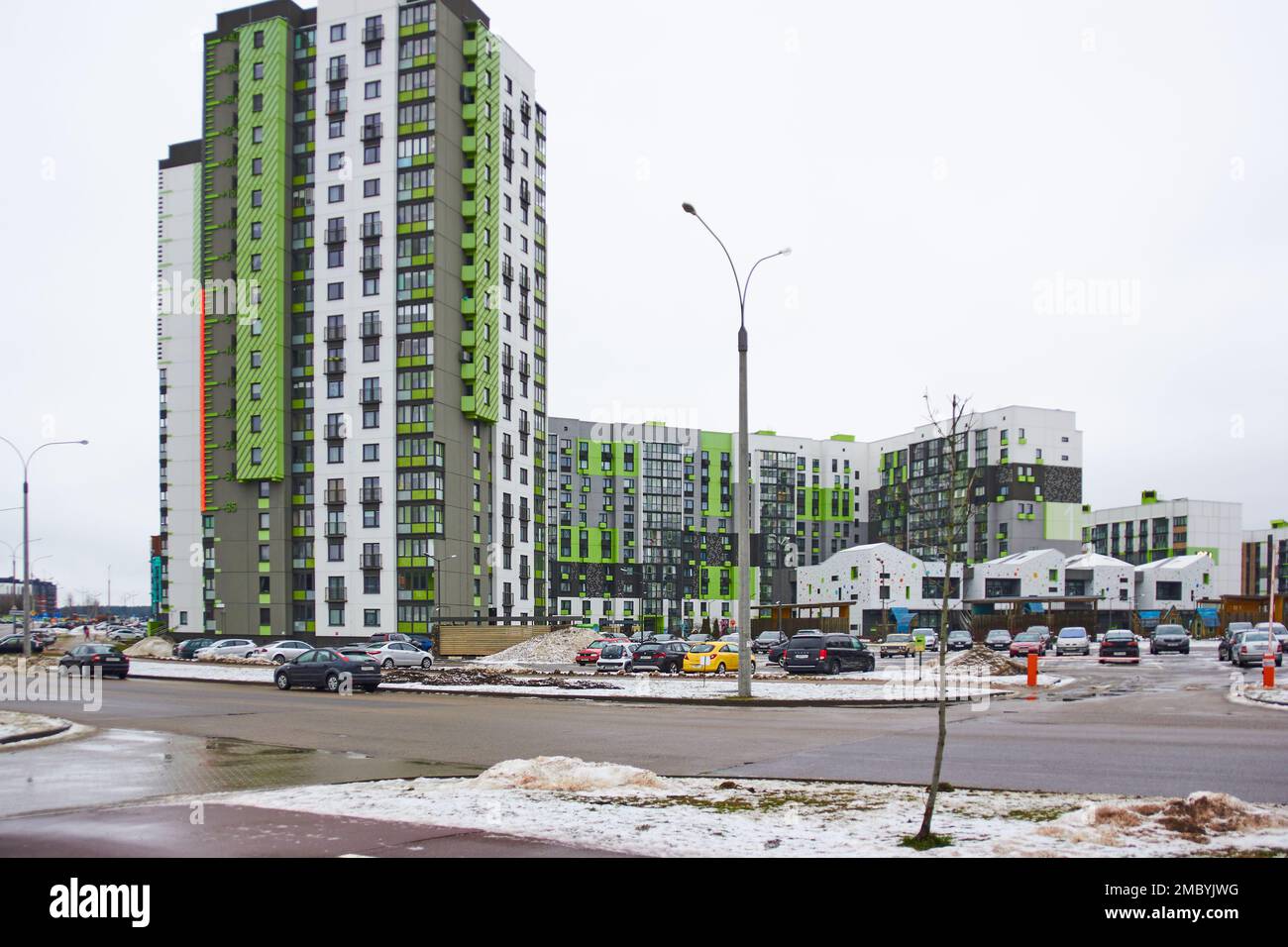 Walk through the residential area of modern architecture Novaya ...