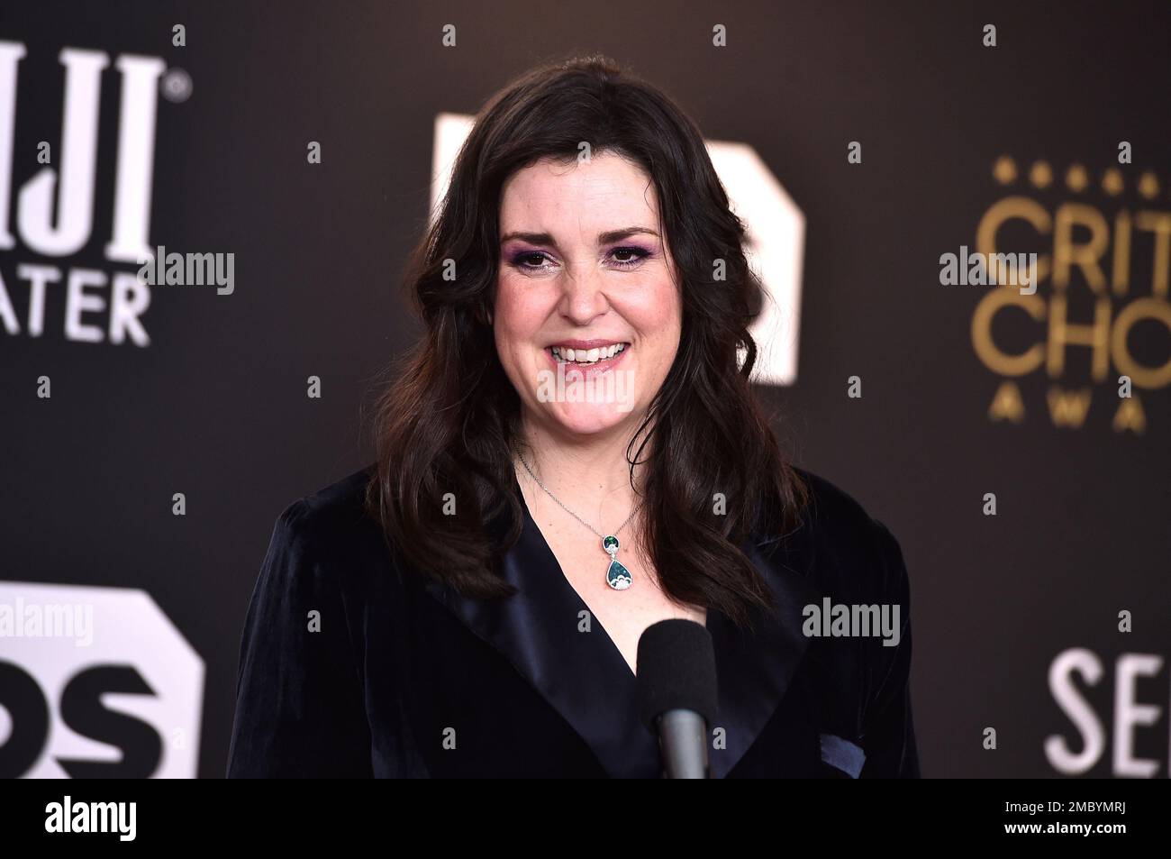 Melanie Lynskey poses in the press room with the award for best actress(00)