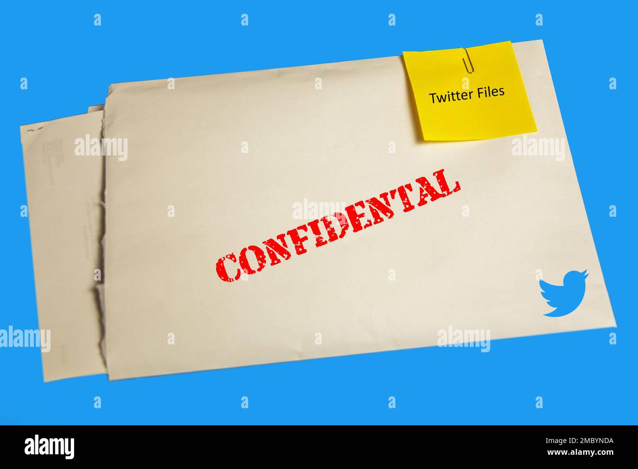 Symbol image Twitter-Files: On an envelope with Twitter logo is a stamp with the inscription Confidental, on the edge of the envelope is a Post-It not Stock Photo