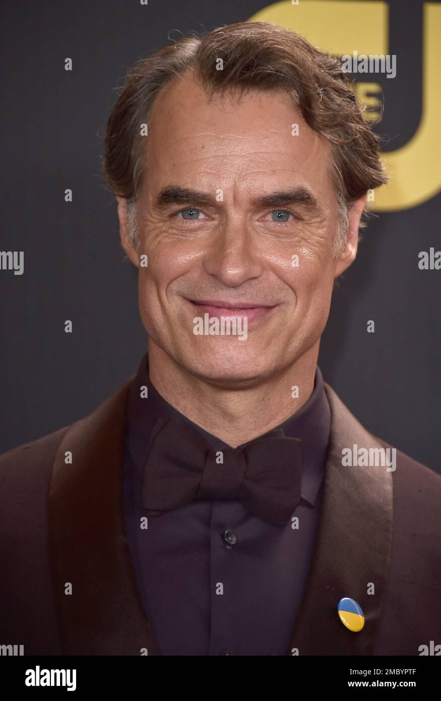 Murray Bartlett poses in the press room with the award for supporting(01)