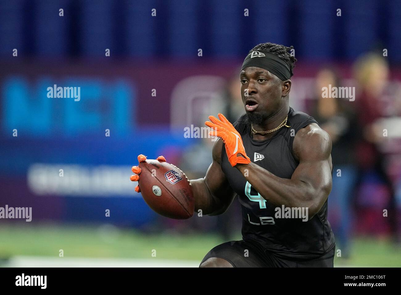 Oklahoma linebacker Brian Asamoah runs the 40-yard dash during the NFL  football scouting combine, Saturday, March 5, 2022, in Indianapolis. (AP  Photo/Darron Cummings Stock Photo - Alamy