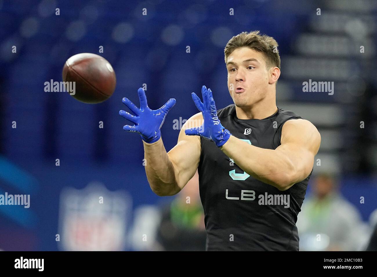 Wisconsin linebacker Leo Chenal runs the 40-yard dash during the