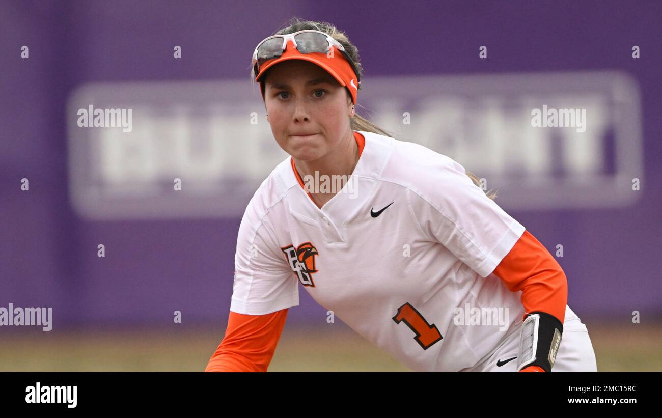 Bowling Green player Wynnie Reid competes against Green Bay during an