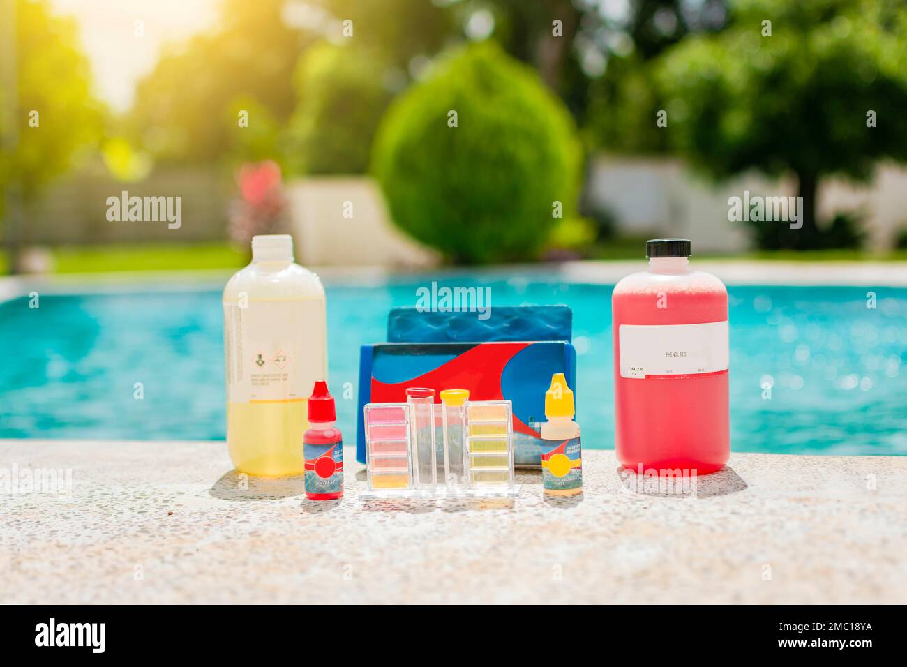 Water testing kit for swimming pools. Chlorine and ph analyzer kit for