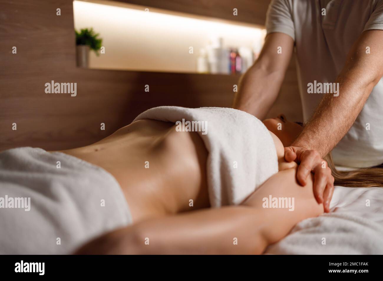 https://c8.alamy.com/comp/2MC1FAK/masseur-massaging-womans-shoulders-in-spa-salon-2MC1FAK.jpg