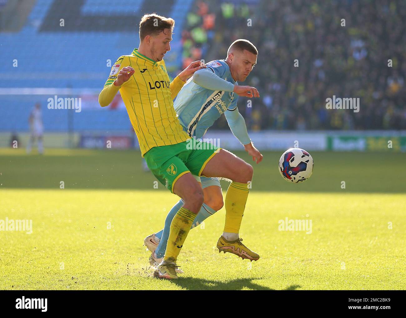 Coventry City's Jake Bidwell (right) and Norwich City's Kieran Dowell battle for the ball during the Sky Bet Championship match at the Coventry Building Society Arena, Coventry. Picture date: Saturday January 21, 2023. Stock Photo