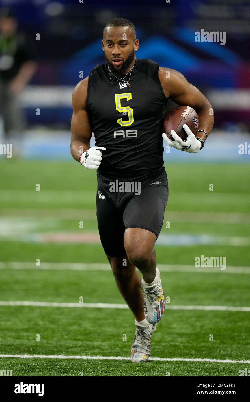 Oklahoma running back Kennedy Brooks participates in a drill at the NFL
