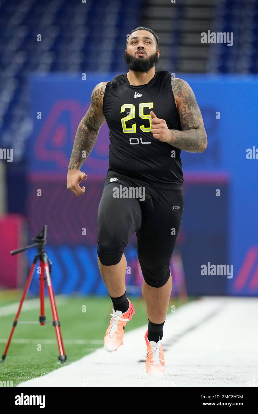 Kentucky offensive lineman Darian Kinnard runs the 40-yard dash during the  NFL football scouting combine, Friday, March 4, 2022, in Indianapolis. (AP  Photo/Darron Cummings Stock Photo - Alamy