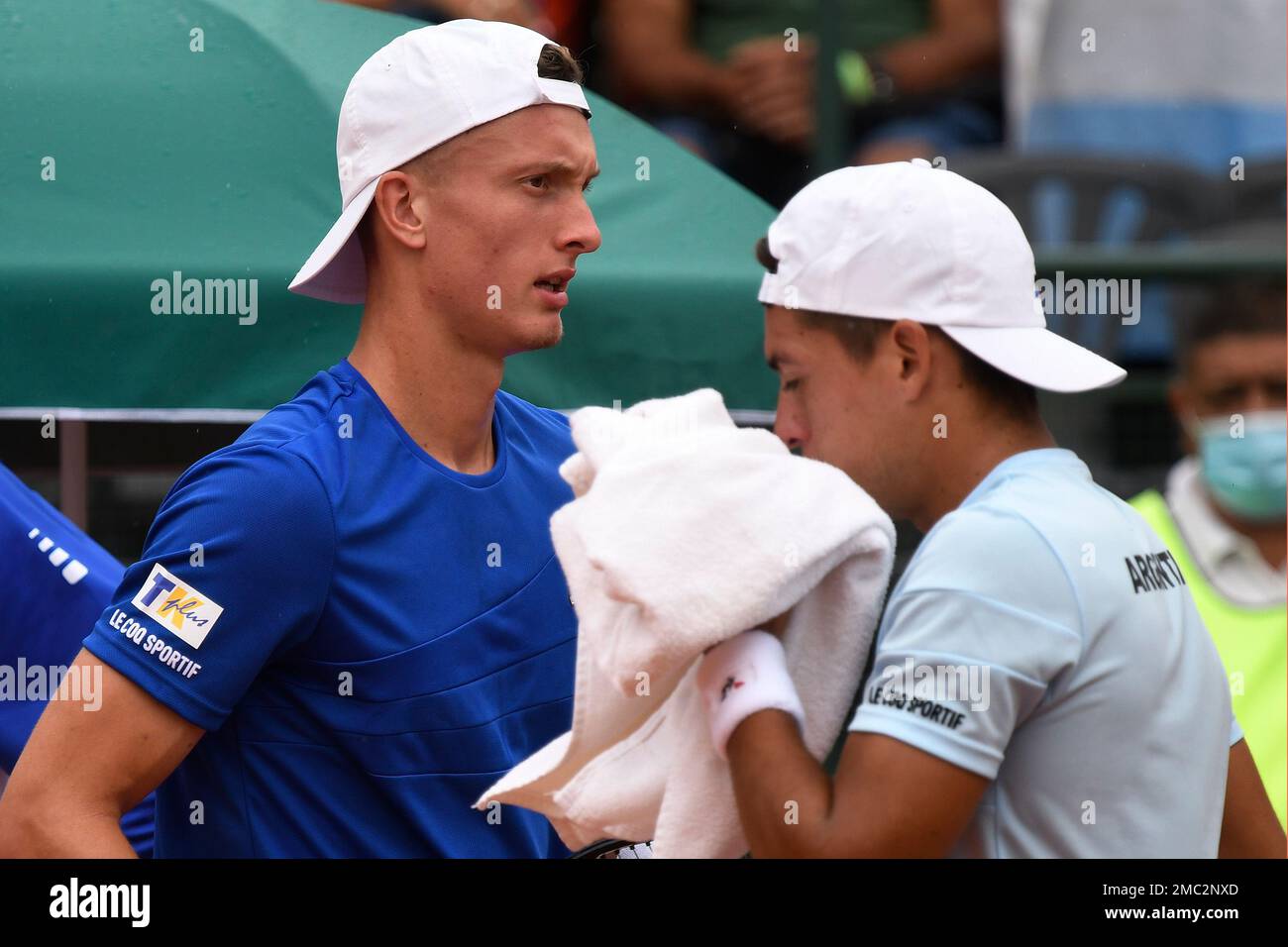 Czech Republic's Jiri Lehecka, left, and Argentina's Sebastian Baez switch  sides of the court during their Davis Cup first round tennis match in  Buenos Aires, Argentina, Friday, March 4, 2022. (AP Photo/Gustavo