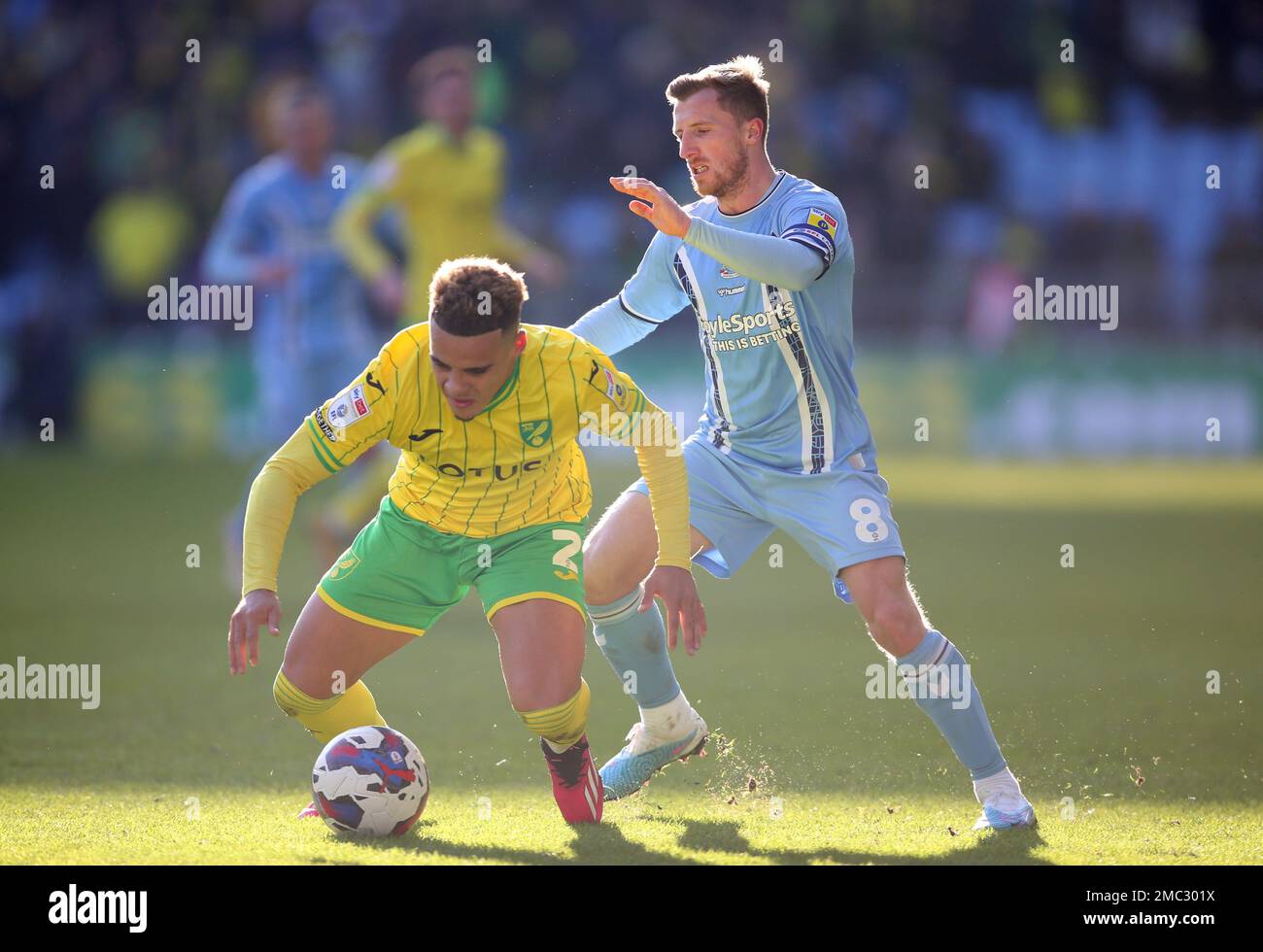 Norwich City's Max Aarons (left) and Coventry City's Jamie Allen battle for the ball during the Sky Bet Championship match at the Coventry Building Society Arena, Coventry. Picture date: Saturday January 21, 2023. Stock Photo