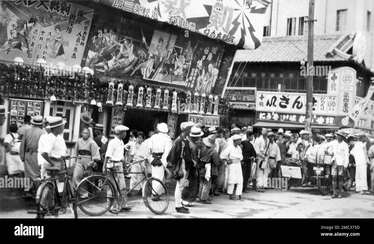 Outside of Shinkaichi movie theatre / cinema in Kobe, Japan in 1930 Stock Photo